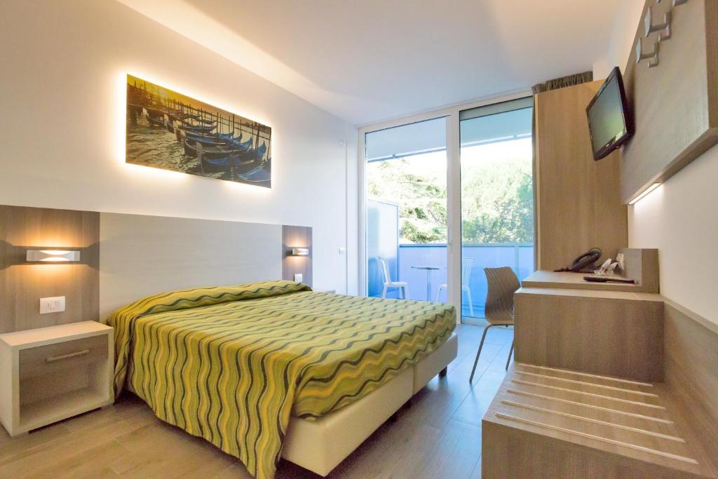 une chambre d'hôtel avec un lit et une télévision dans l'établissement Hotel Montreal, à Bibione 204 autres photos