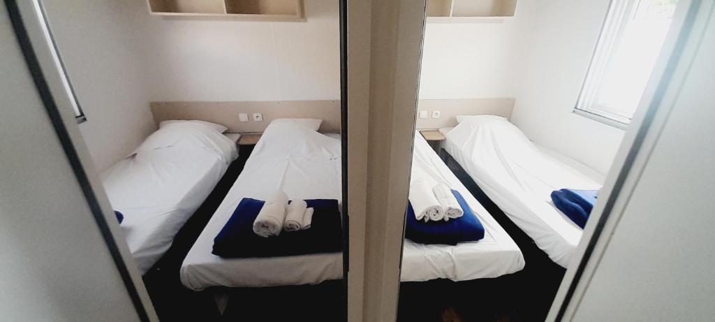- 2 lits superposés dans une petite chambre avec un miroir dans l'établissement GC - Confort et détente, 3 ch, 2 sdb, au calme, sur parcelle arborée, à Lattes