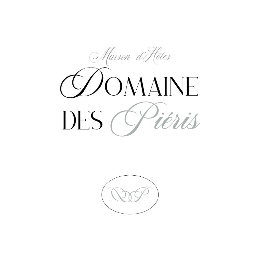 Signe d'un cercle de domination avec les mots oomaine des p dans l'établissement Domaine Des Piéris - Gîtes et Lodges, à Grandcamp-Maisy