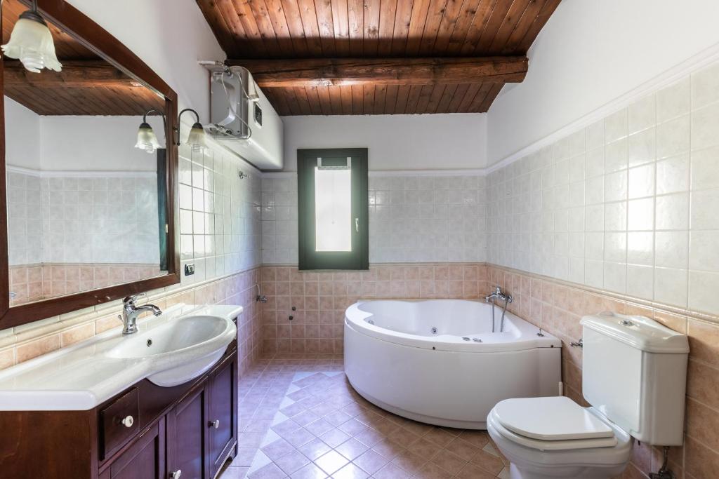une salle de bain avec une baignoire, des toilettes et un lavabo dans l'établissement Rifugio del Sole, à Noto