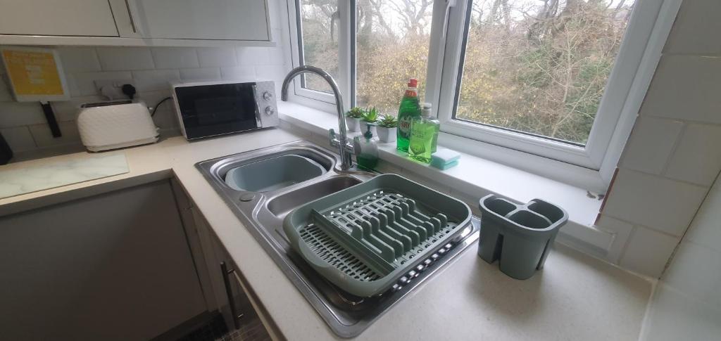 The Coral Suite - 2 Bedroom Apartment with 5G Wi-Fi in Lakeside, Cardiff minutes from Roath Park Lake 8