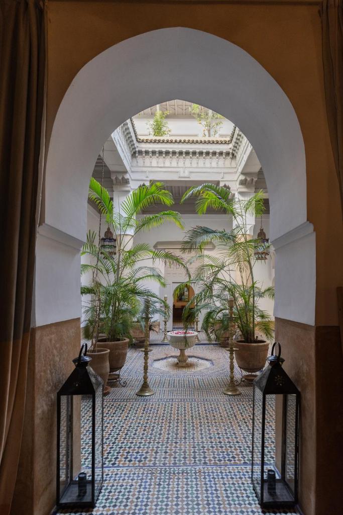 une voûte avec des plantes en pot dans un bâtiment dans l'établissement Dar Lalla F'dila, à Marrakech