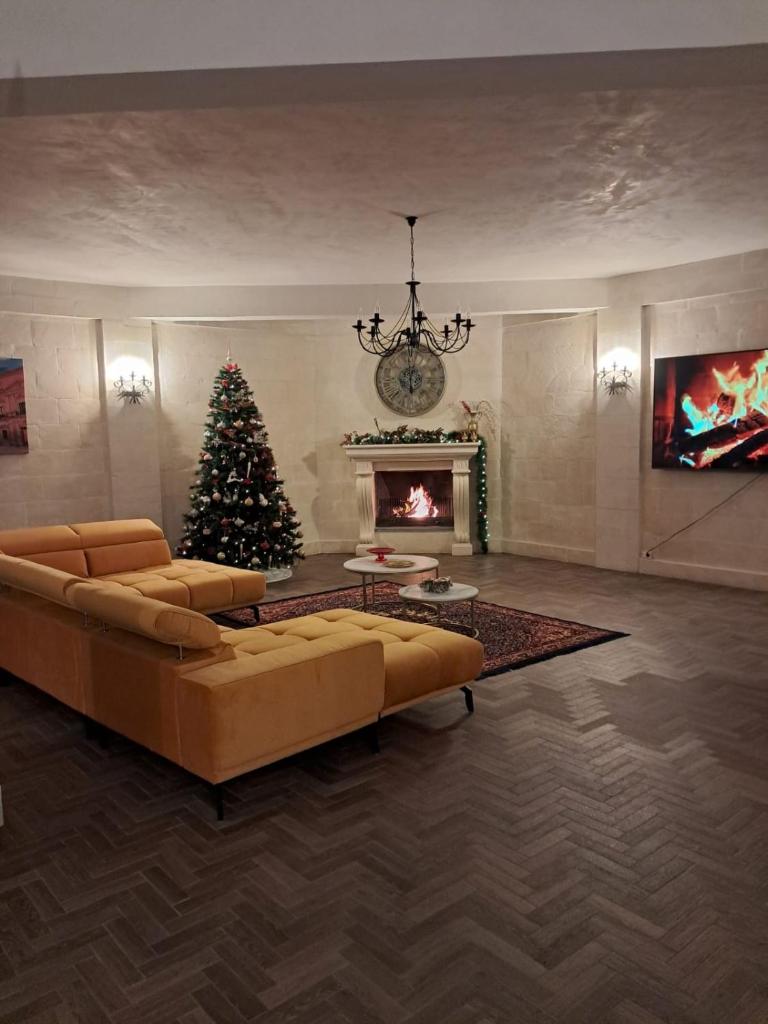 - un salon avec un canapé et un arbre de Noël dans l'établissement Villa Brikinnia, à Lentini