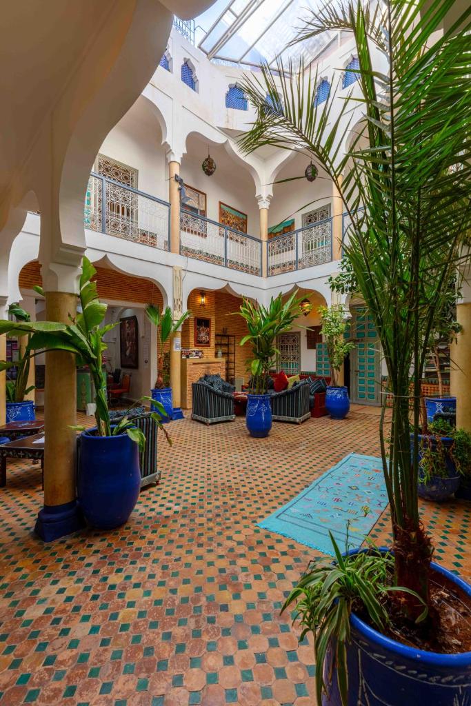 un hall d'entrée avec des plantes en pot dans un immeuble dans l'établissement Riad Zinoun & Spa 11 Rooms, à Marrakech