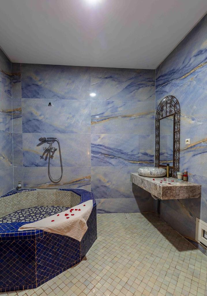 une salle de bain avec une baignoire et un lavabo et une baignoire dans l'établissement Riad Zinoun & Spa 11 Rooms, à Marrakech 37 autres photos