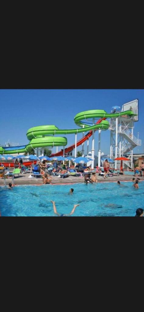 un groupe de personnes dans un parc aquatique dans l'établissement Hotel Cristina Hospitality Centrale, à Riccione