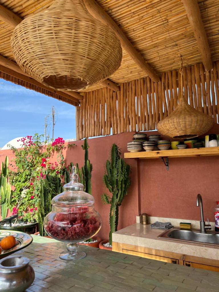 - une cuisine avec un bol de nourriture sur une table dans l'établissement Riad El Khaeir - Piscine, Hamam & Spa, à Marrakech