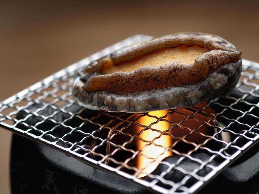 - un hot-dog assis au-dessus d'un grill dans l'établissement Seizan Yamato, à Itō 37 autres photos