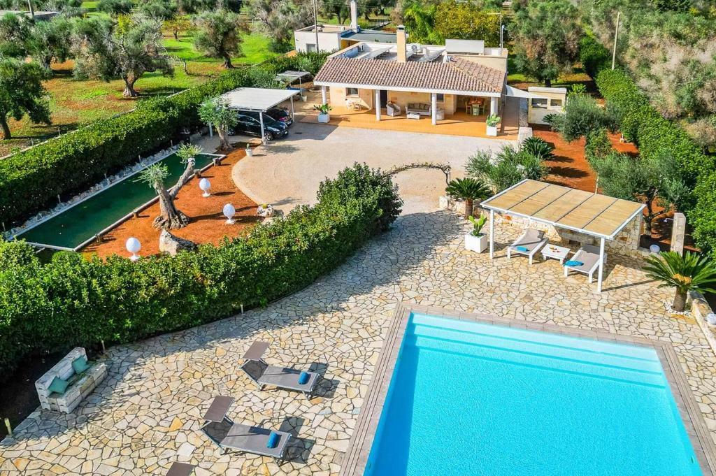 une vue aérienne d'une maison avec piscine dans l'établissement Villa Peppe by Villa Plus, à Carovigno