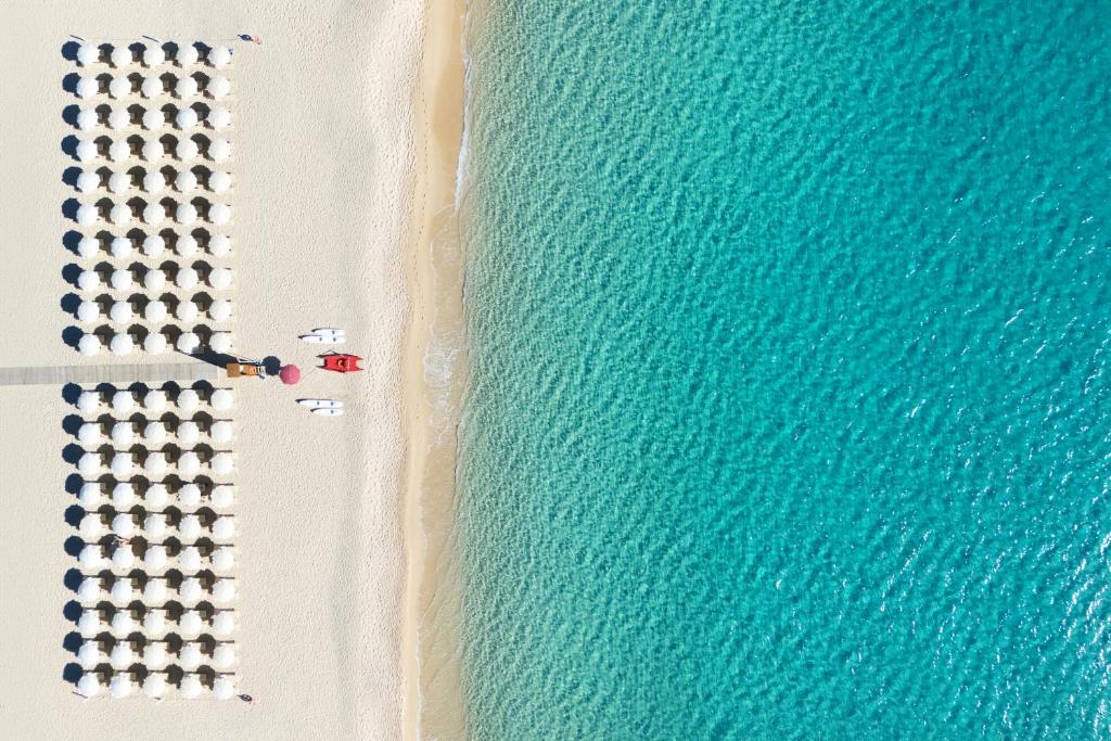- une vue sur la plage et l'océan dans l'établissement Spiagge San Pietro, a charming & relaxing resort, à Castiadas