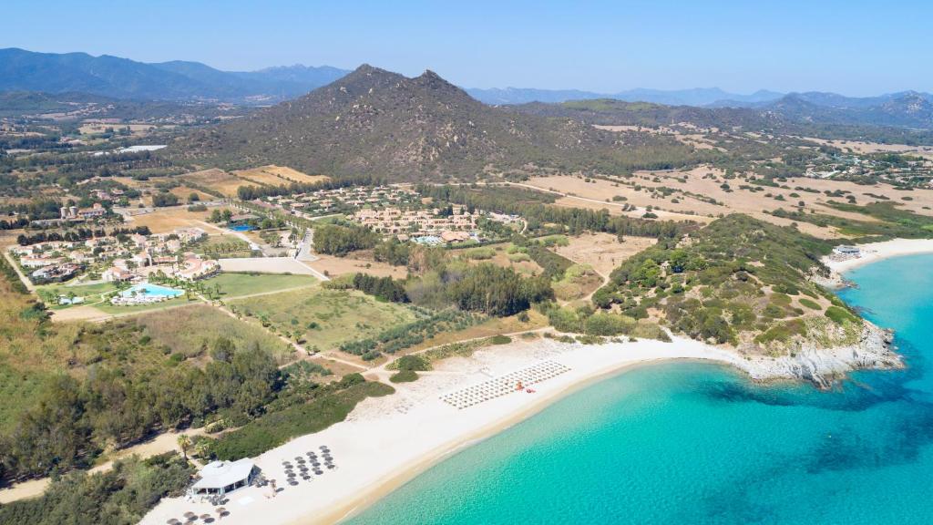une vue aérienne d'une plage et de l'océan dans l'établissement Spiagge San Pietro, a charming & relaxing resort, à Castiadas