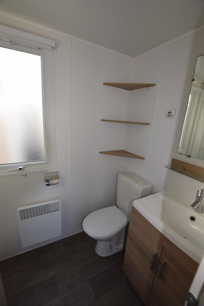 une salle de bain avec toilettes, lavabo et fenêtre dans l'établissement Mazet 13, à Vias