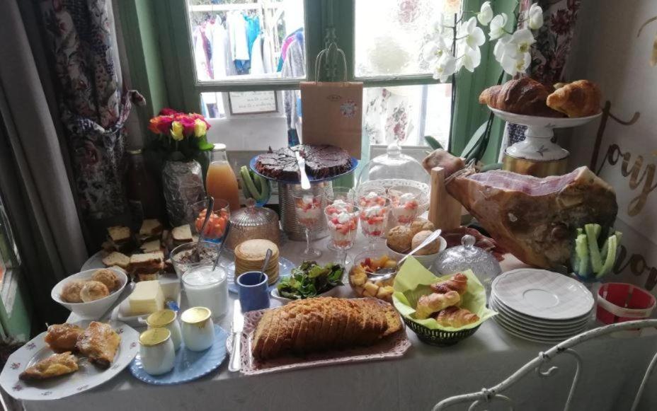 une table garnie de nombreux types d'aliments différents dans l'établissement Kotafinlandais, à Morsains