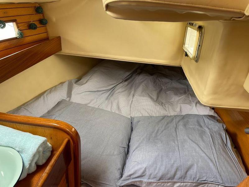 - un petit lit à l'arrière du bateau dans l'établissement Le Snark, à Granville