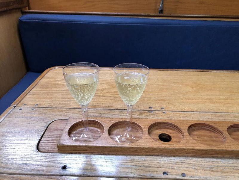 - deux verres de champagne sur un plateau en bois dans l'établissement Le Snark, à Granville