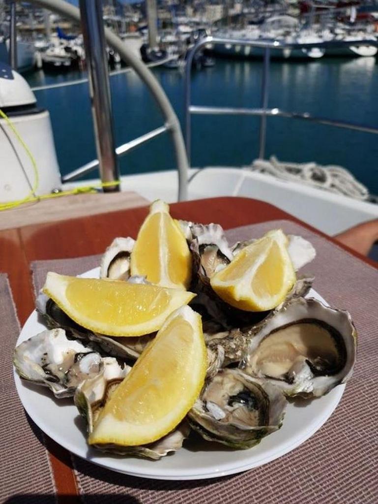 une plaque d'huîtres avec tranches de citron sur un bateau dans l'établissement Le Snark, à Granville