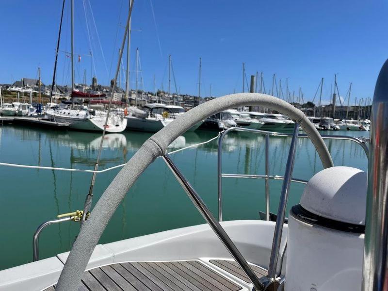 un bateau attaché à un quai avec des bateaux dans un port dans l'établissement Le Snark, à Granville