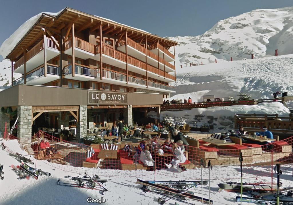 un lodge de ski dans la neige en face d'une piste de ski dans l'établissement ARC 2000, Appartement 3 chambres, 10 personnes, à Arc 2000