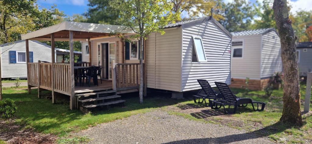 un mobil-home avec un porche et une terrasse dans l'établissement Mobile Home dans Camping 4 étoiles, à Capbreton
