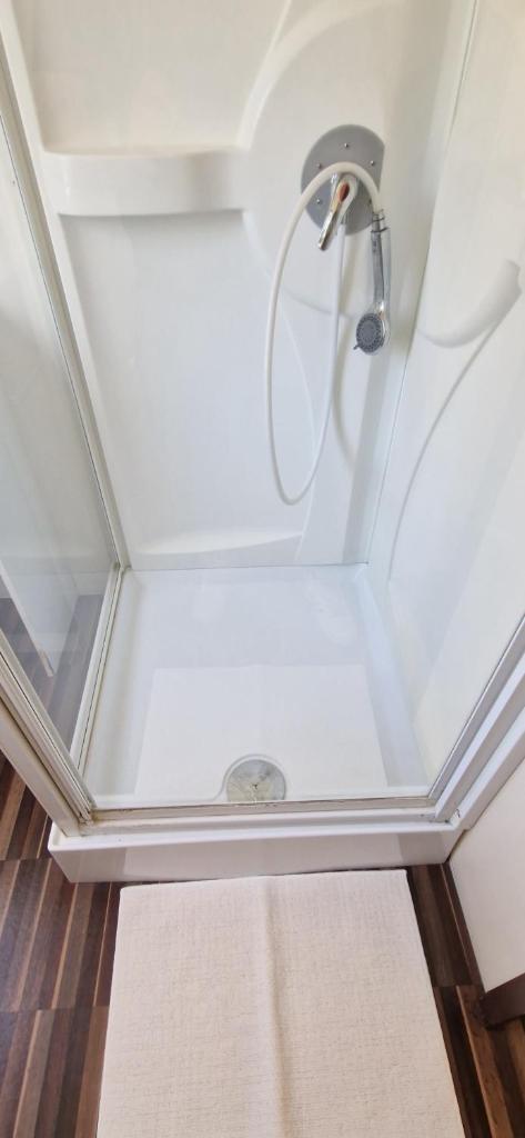 d'une douche avec un pommeau de douche au plafond. dans l'établissement Mobile Home dans Camping 4 étoiles, à Capbreton