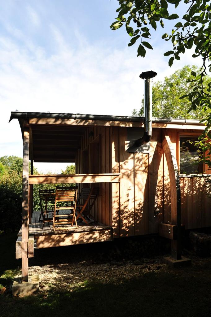 Photo de la galerie de l'établissement Les cabanes du Val Vert en Berry, à Lacs