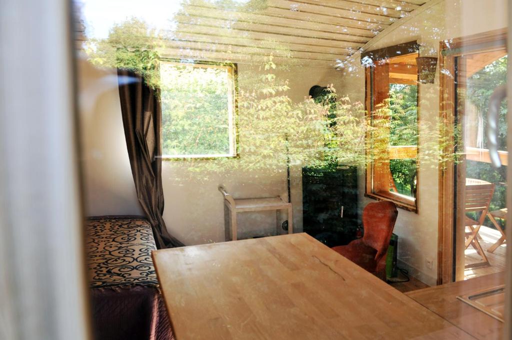 Photo de la galerie de l'établissement Les cabanes du Val Vert en Berry, à Lacs