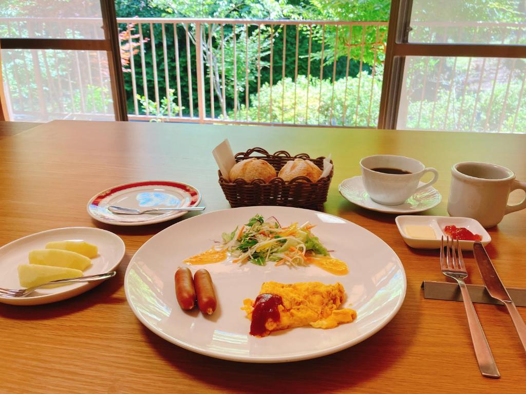 une table avec une assiette de nourriture sur une table dans l'établissement YUPOPPO Hakone, à Hakone