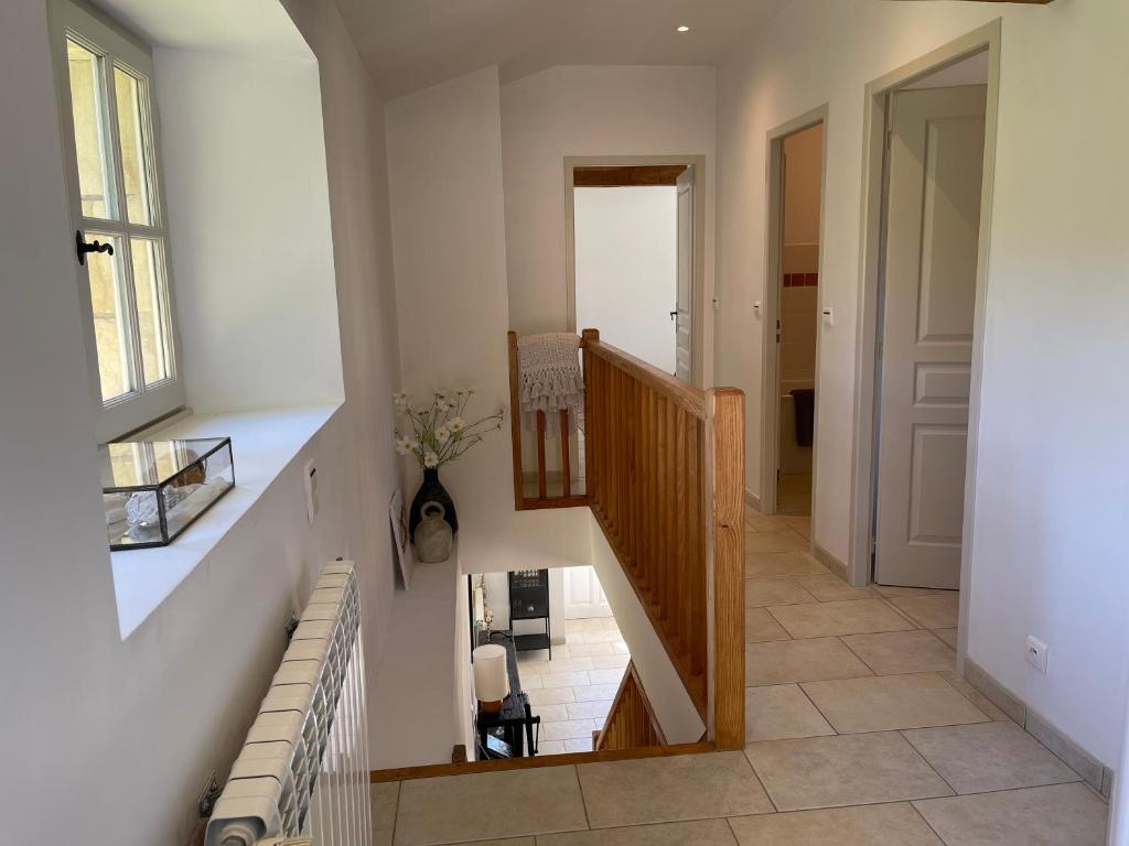 - un escalier dans une maison avec un escalier dans l'établissement Gite D'Amis de Belbouys, à Soturac