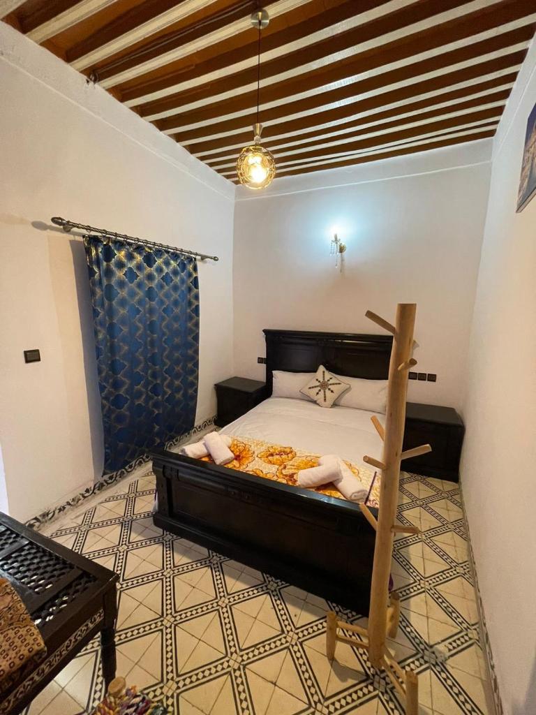 une chambre avec un lit dans une pièce dans l'établissement Dar Boujloud Fez, à Fès