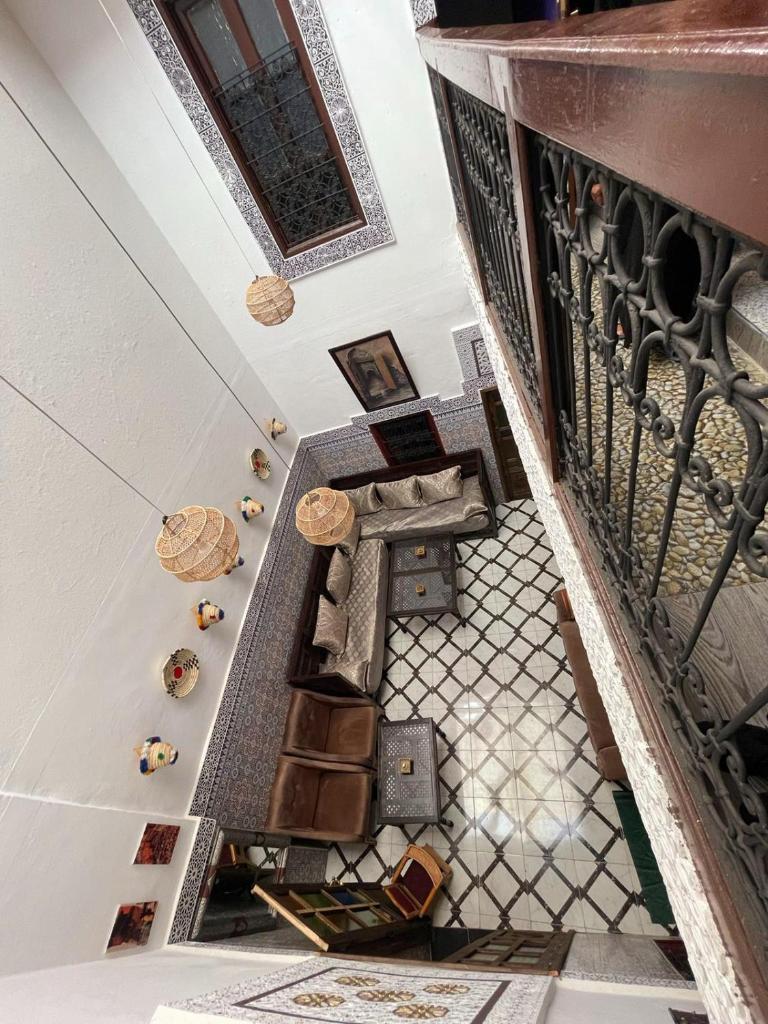 - une vue sur un escalier dans un bâtiment dans l'établissement Dar Boujloud Fez, à Fès