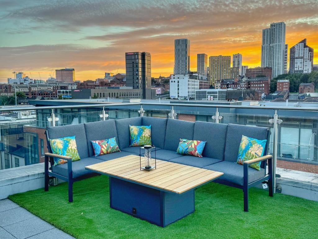 Luxury Penthouse with Private Hot Tub Overlooking Leeds City Centre 2