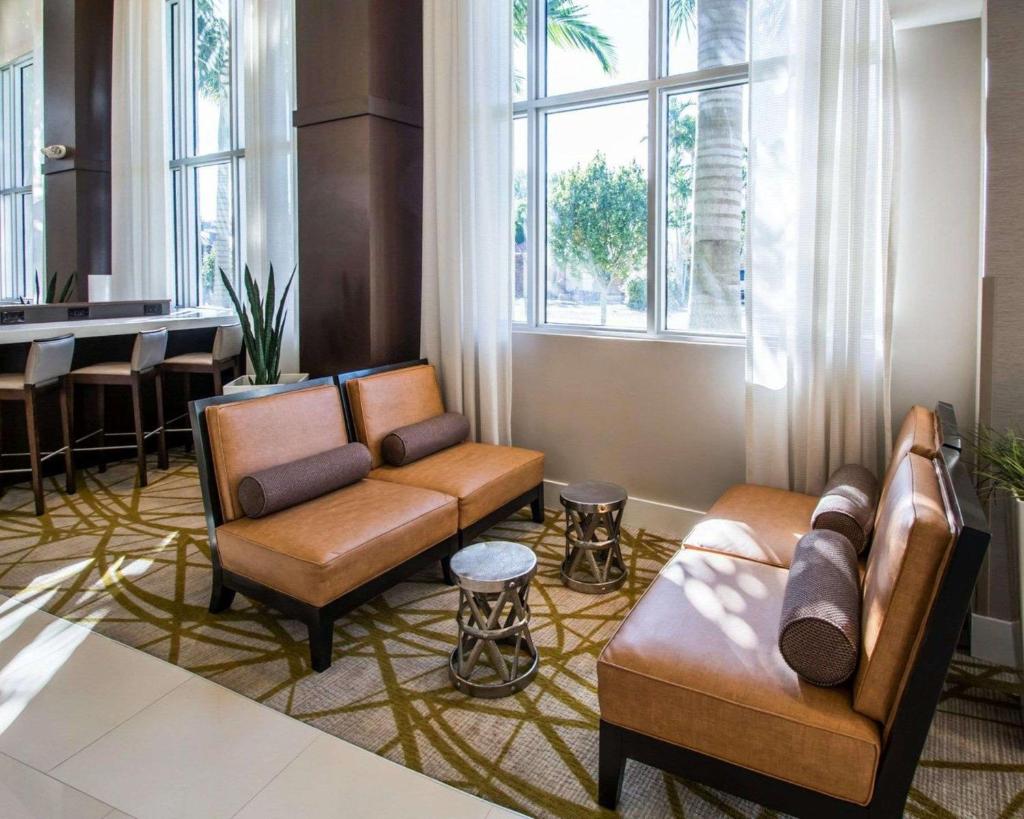 Comfort Suites Miami Airport North Image