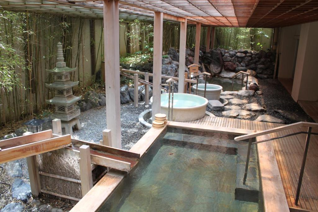 La salle de bains est pourvue d'une baignoire dans le jardin. dans l'établissement Hanabishi Hotel, à Hakodate