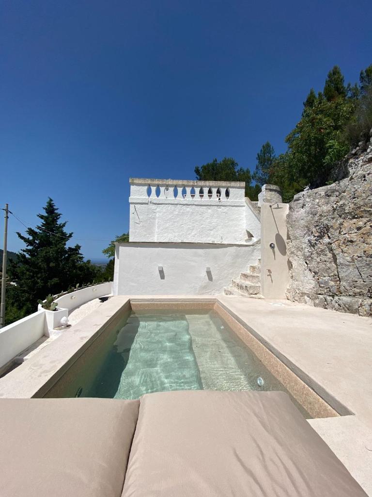 - une piscine sur le côté d'une maison dans l'établissement Le Sette Valli, à Selva di Fasano