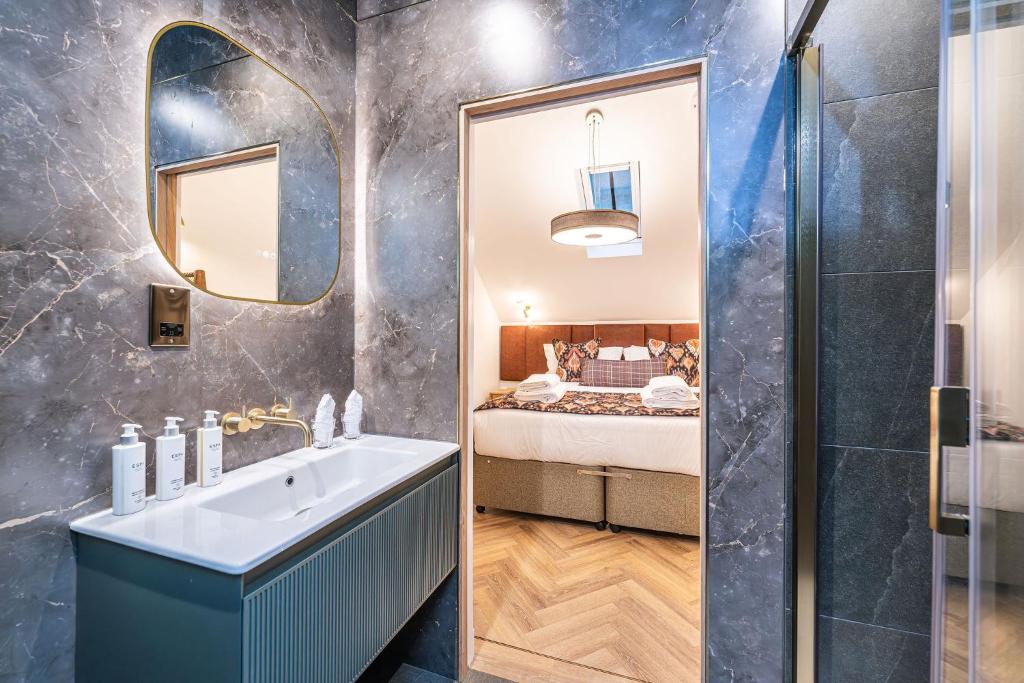 The Coach House 8