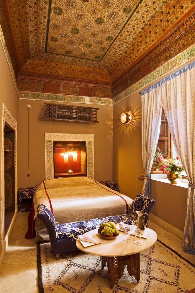 une chambre avec un lit et une table dedans dans l'établissement Kssour Agafay Jemaa El Fna, à Marrakech