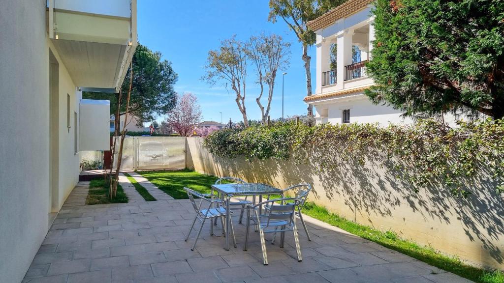 une table et des chaises assises sur une terrasse dans l'établissement Otium casa vacanze-servizio spiaggia incluso a 250 mt-struttura pet friendly, à Giulianova