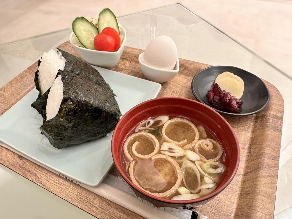 - un plateau avec un bol de soupe et une assiette de nourriture dans l'établissement ホテルさんのさん, à Toyama