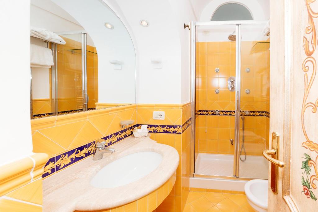une salle de bain avec un lavabo et une douche dans l'établissement Villa Principe Giovanni, à Positano 48 autres photos