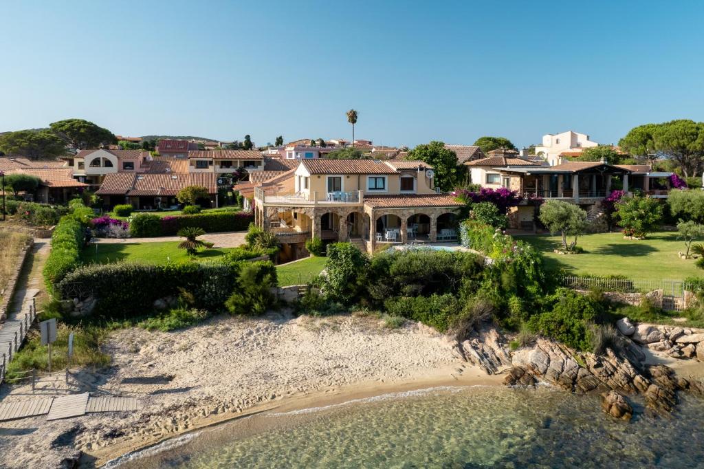 une vue aérienne d'une maison dans l'établissement Villa Mimosa, à Golfo Aranci