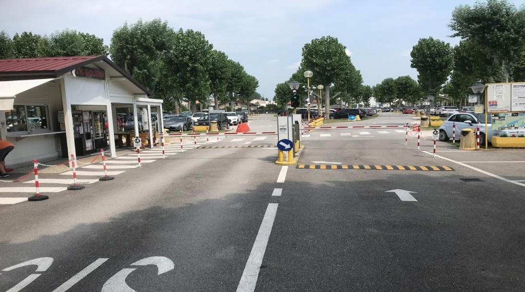une rue vide avec des voitures garées dans un parking dans l'établissement Hotel Columbia & Ninfea, à Lido di Jesolo