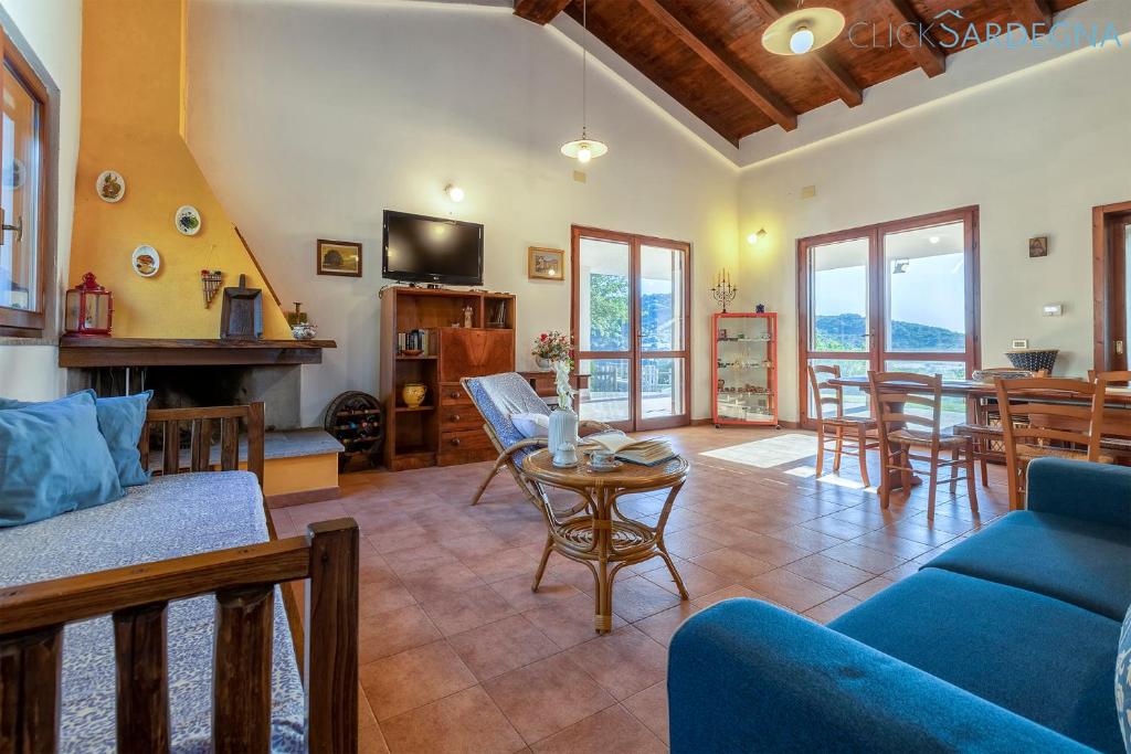 un salon avec un canapé et une table dans l'établissement Villa Olive tree, immersa nella natura per relax e quiete, à Putifigari