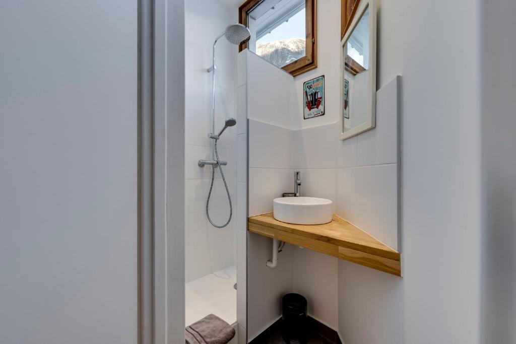 une petite salle de bain avec un lavabo et une fenêtre dans l'établissement Le Santel 199, à Val dʼIsère