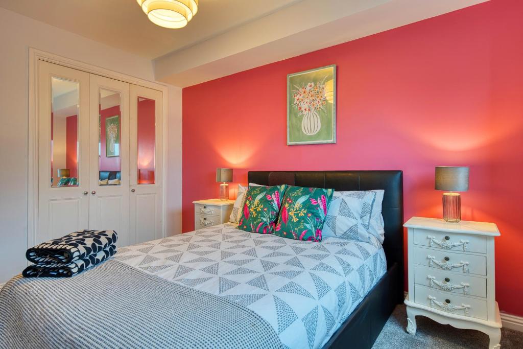 Modern 2 Bed Flat with Free Parking 6