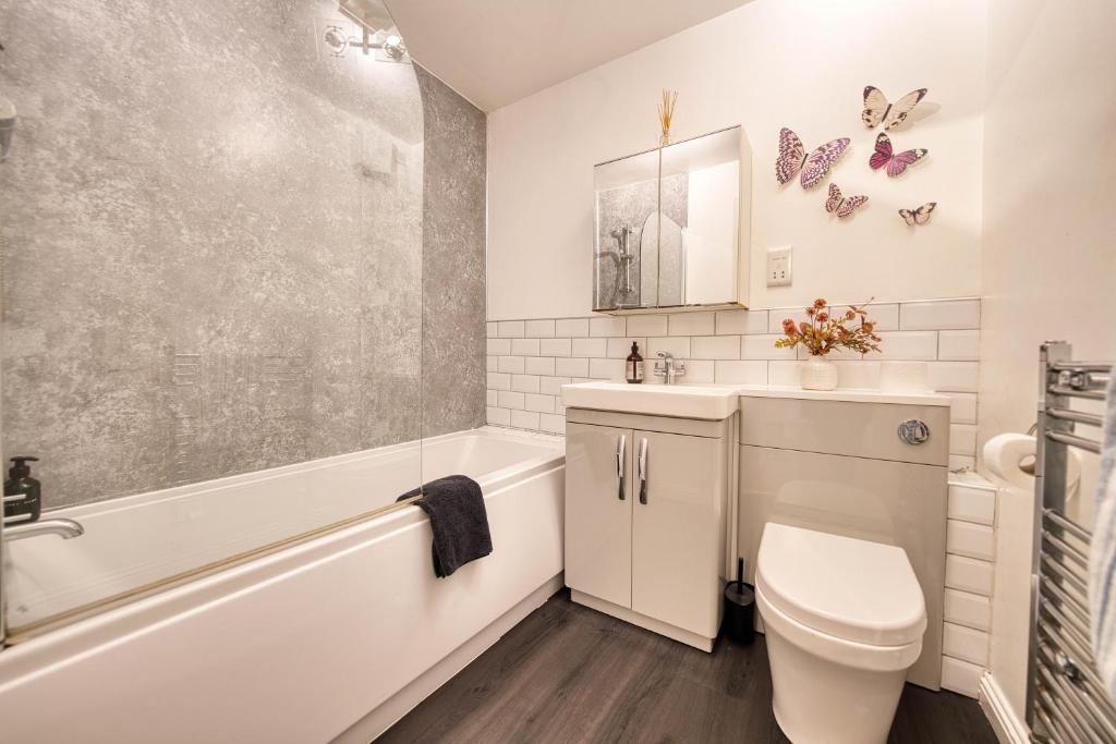Modern 2 Bed Flat with Free Parking 3