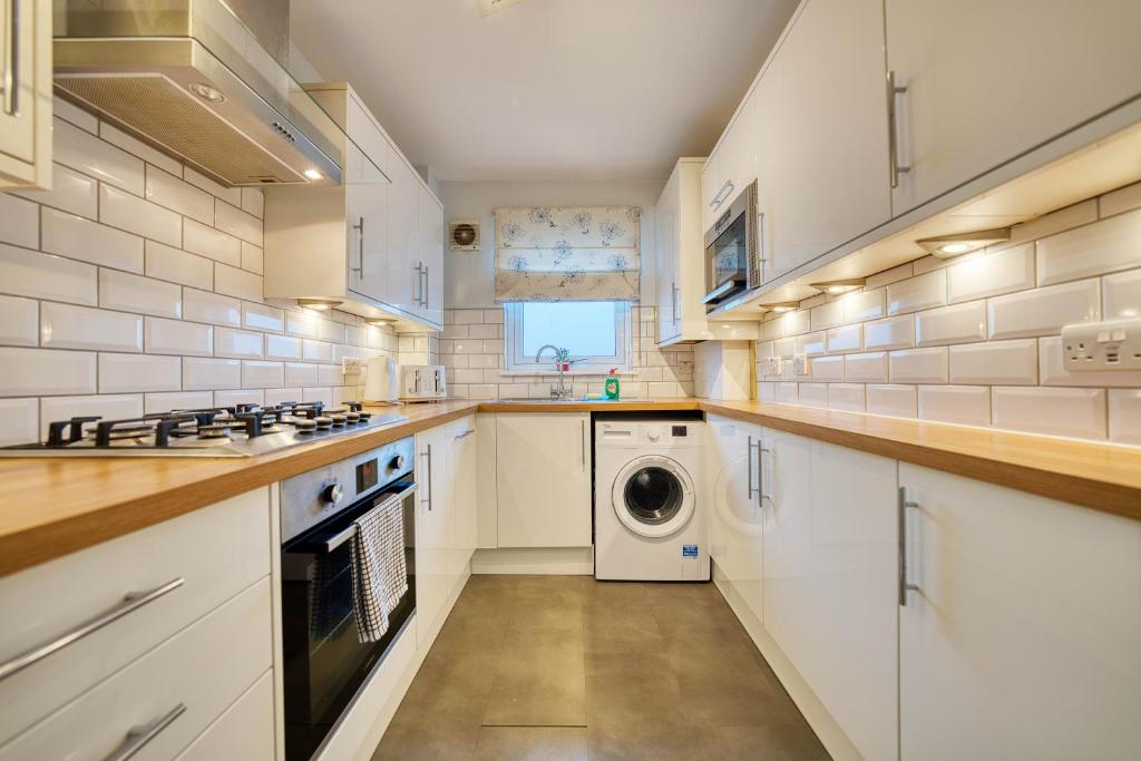 Modern 2 Bed Flat with Free Parking 7