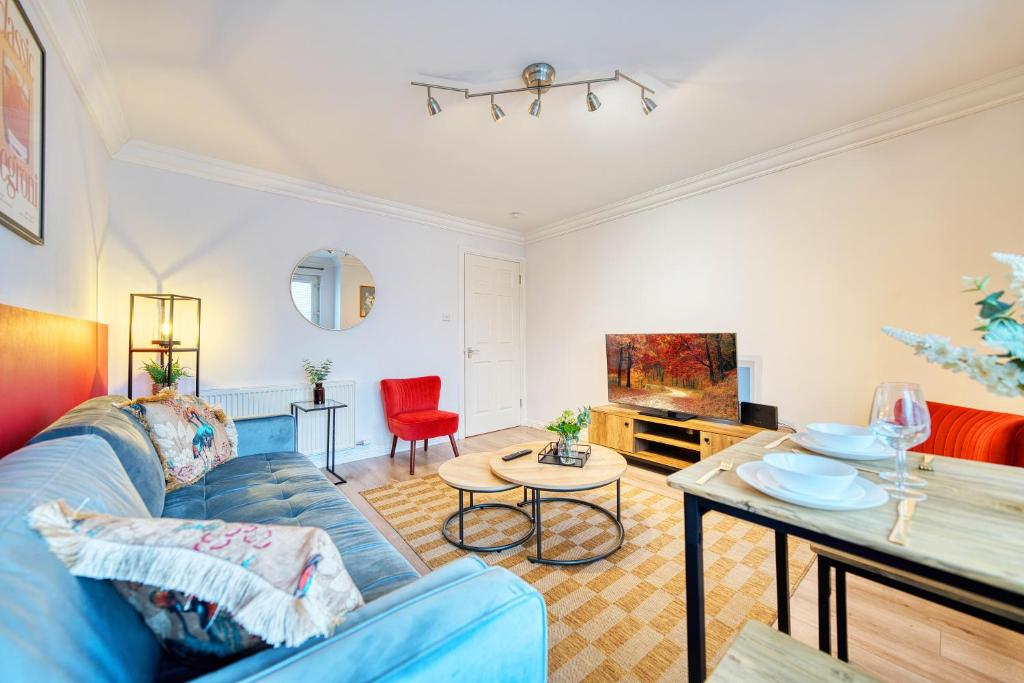 Modern 2 Bed Flat with Free Parking 8