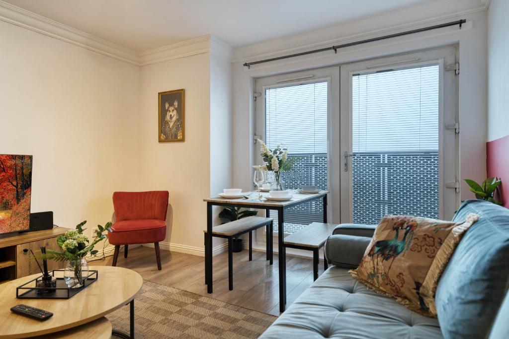 Modern 2 Bed Flat with Free Parking 4