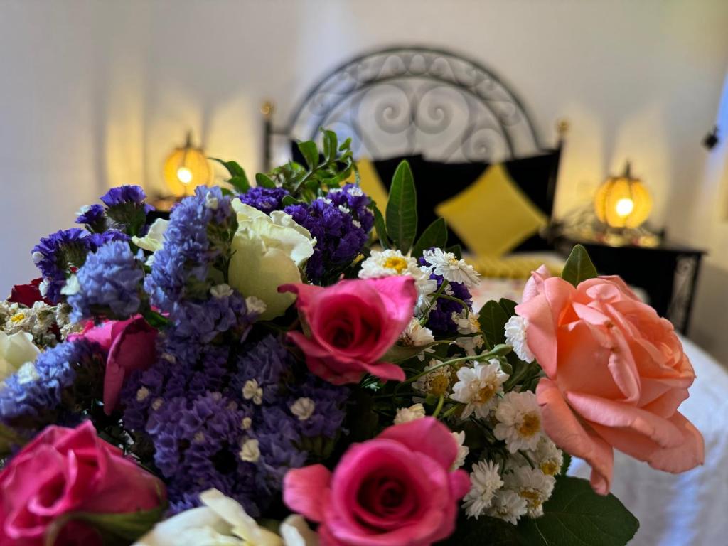 - un bouquet de fleurs assis au-dessus d'un lit dans l'établissement Riad Iklil, à Marrakech 37 autres photos
