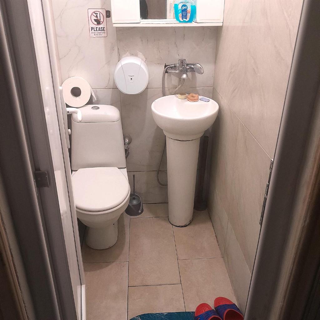 Private Guest Room with Garden Access 8